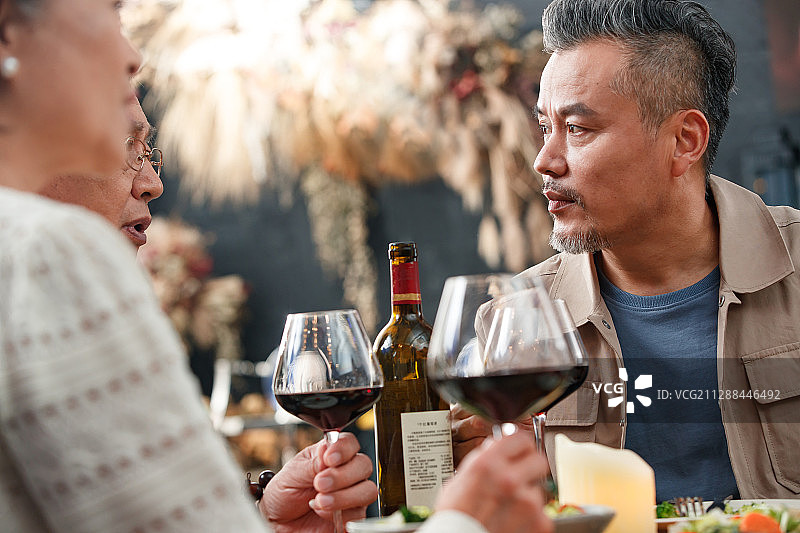 中老年朋友聚餐图片素材