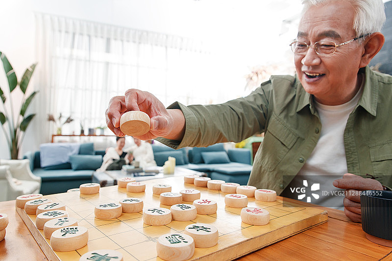 快乐的老朋友下象棋图片素材