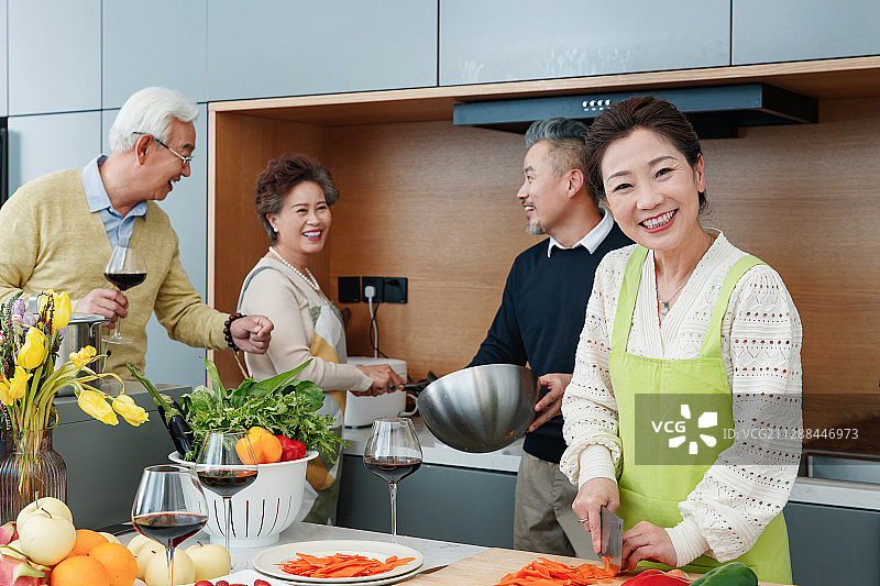 快乐的中老年人在厨房做饭图片素材