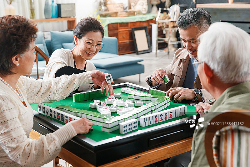 快乐的老朋友打麻将图片素材