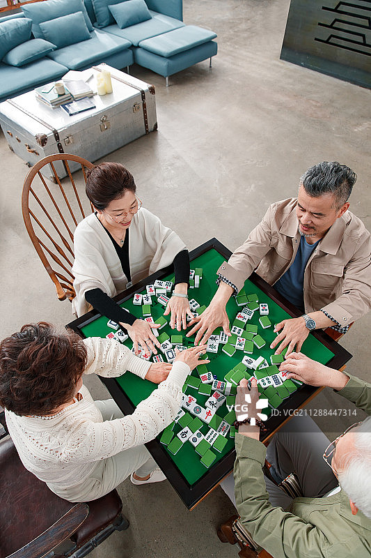 快乐的老朋友打麻将图片素材