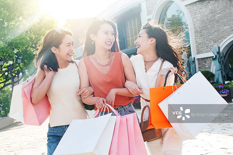 快乐逛街的年轻女孩们图片素材