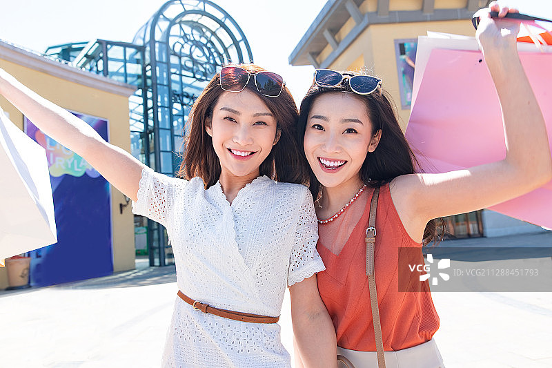 逛街购物的青年女人图片素材