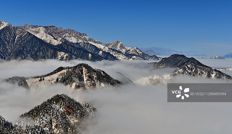 西岭雪山风景区，阴阳界景点，观云海苍茫，好似仙境。图片素材