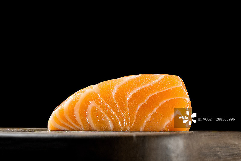 一块新鲜的三文鱼图片素材