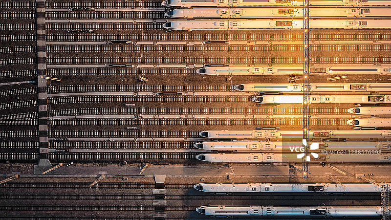 俯拍夜晚动车图片素材