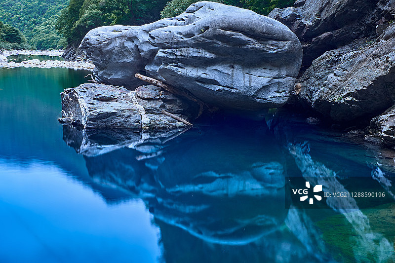 秦岭黑河优质水源7——黑龙潭巨石图片素材
