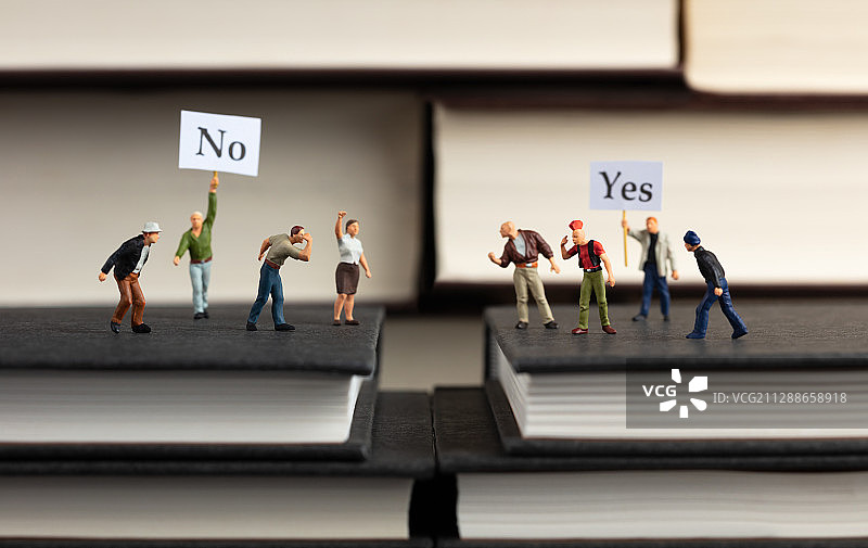 书本上争论辩论对立的双方图片素材