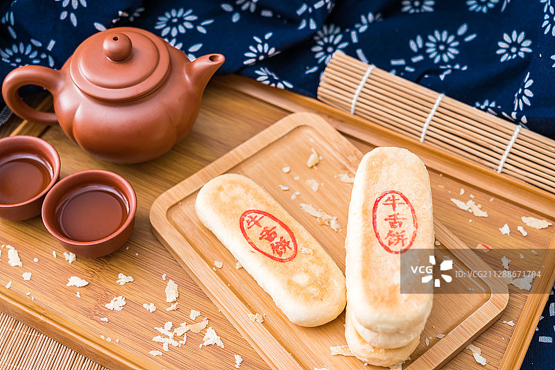 放在托盘里的中国北京传统美食牛舌饼图片素材