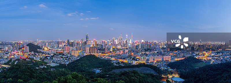 白云山眺望广州CBD夜景全景图片素材