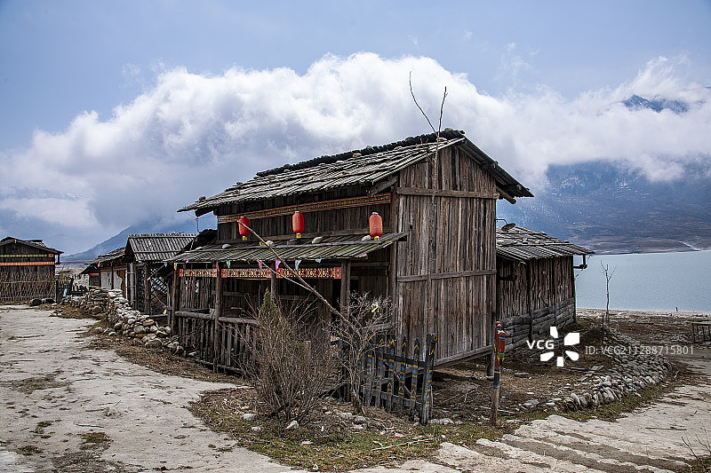 四川省九龙县湾坝乡湾坝水库影视基地彝海古寨谷莫村图片素材