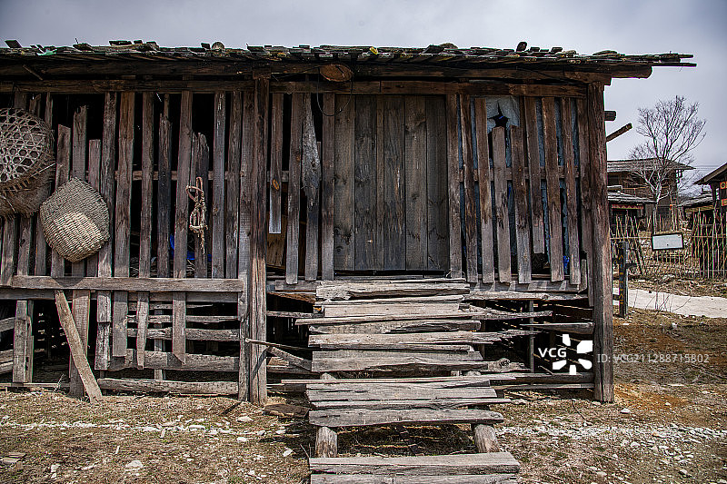 四川省九龙县湾坝乡湾坝水库影视基地彝海古寨谷莫村图片素材