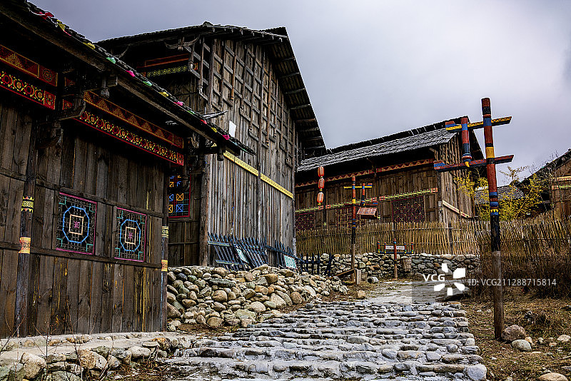 四川省九龙县湾坝乡湾坝水库影视基地彝海古寨谷莫村图片素材