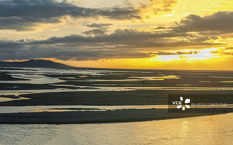 青海果洛藏族自治州玛多县黄河落日余晖图片素材