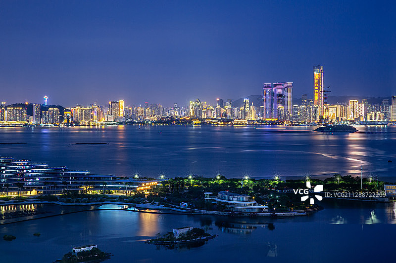 海沧远眺厦门夜景，城在海上图片素材