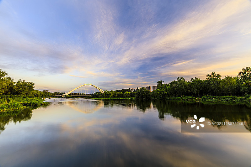日出时分的昌平未来科学城大桥图片素材