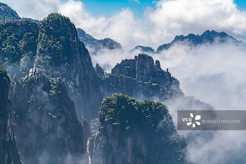 晨间中国安徽省黄山市黄山风景名胜区北海景区云海与山峰图片素材