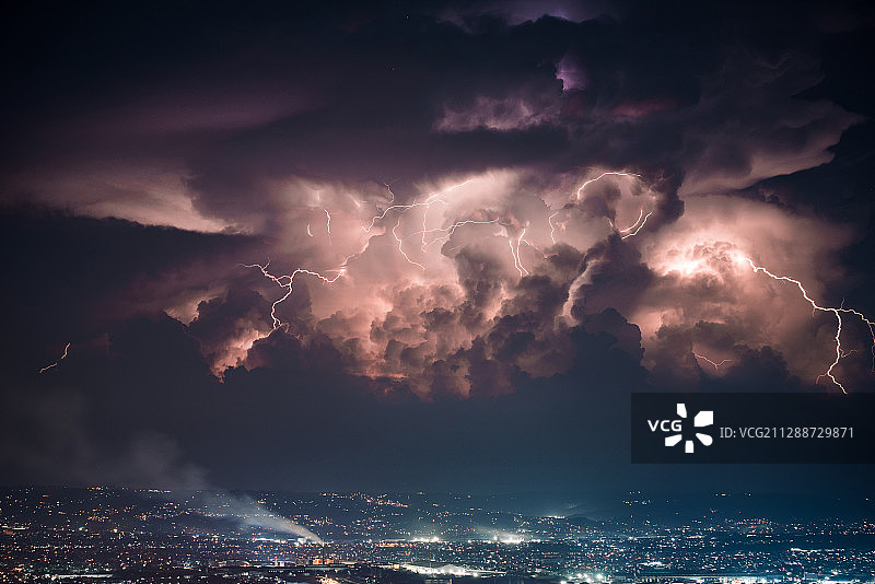 马尼拉湾的雷暴图片素材
