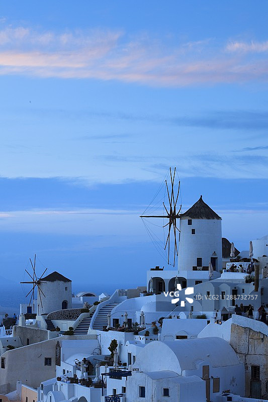 希腊圣托里尼岛日落下的风车图片素材