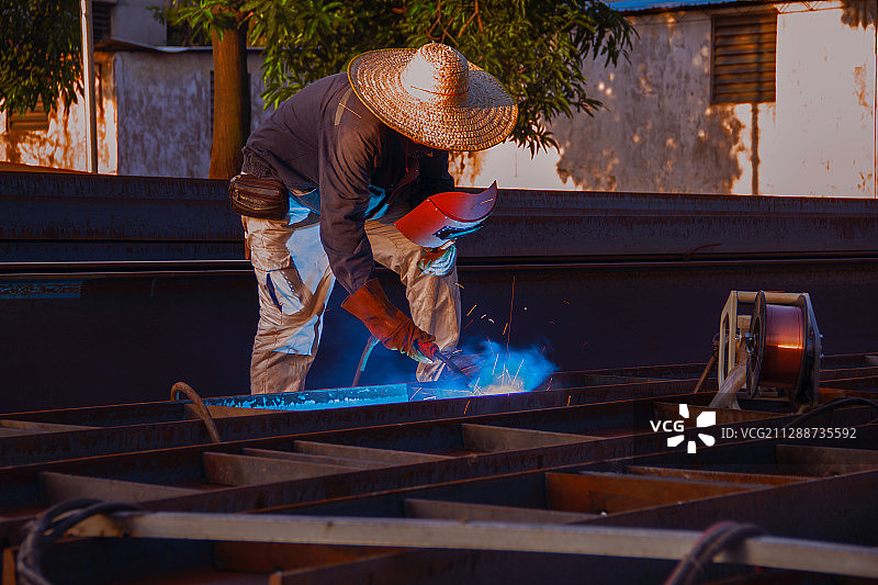 夕阳下的电焊工人图片素材