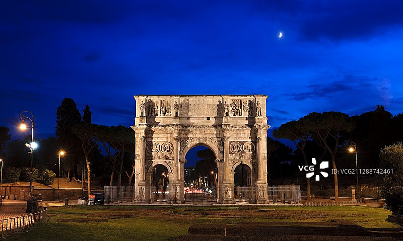 晴朗月夜中的意大利罗马君士坦丁凯旋门图片素材