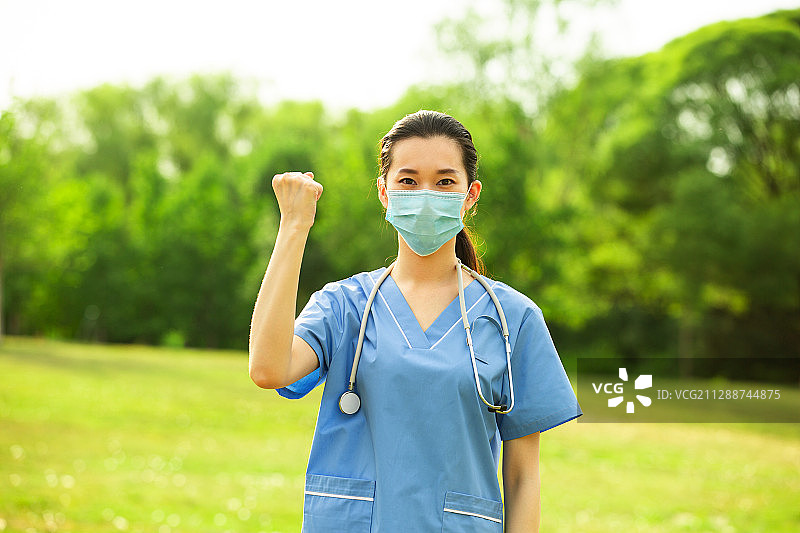 在户外女医生做加油手势肖像图片素材