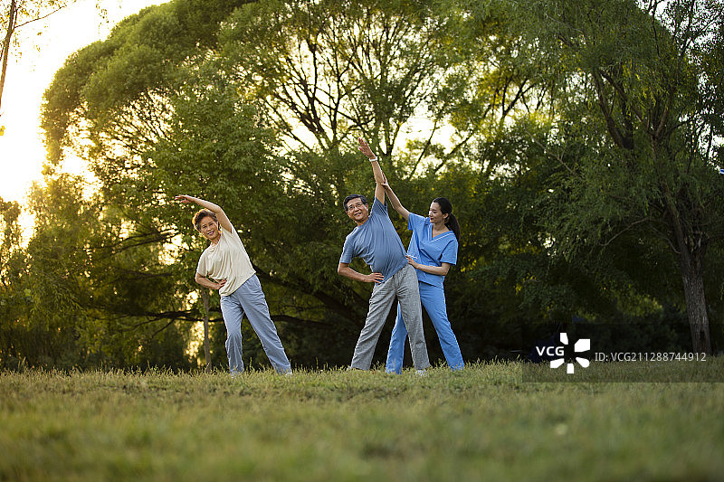 青年女医生指导老人男女户外运动图片素材