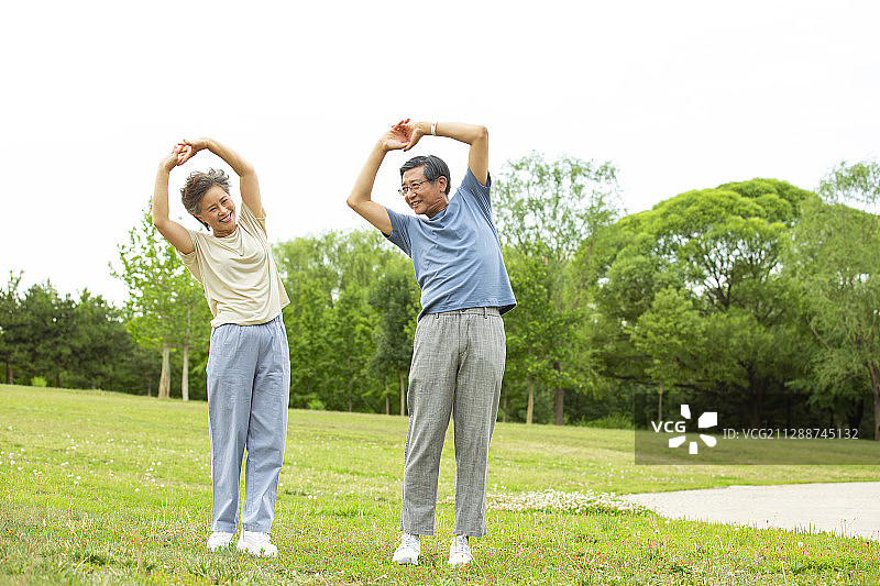 老年夫妻在公园做运动图片素材