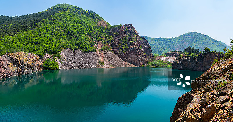 采石矿坑遗址绿色深水谭大地破坏地质灾害图片素材