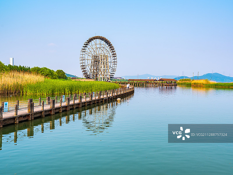 江苏苏州太湖湖滨风车芦苇湖水倒影风光图片素材