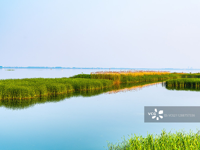 江苏苏州太湖湖滨风车芦苇湖水倒影风光图片素材