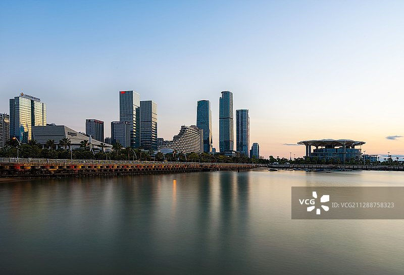 日出下的中国福建厦门会展中心图片素材