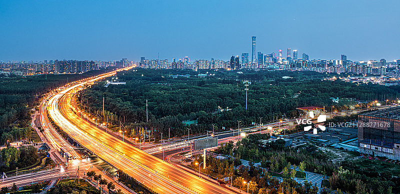 中国首都北京朝阳国贸CBD城市天际线北京中信大厦央视大楼蓝调团结湖图片素材