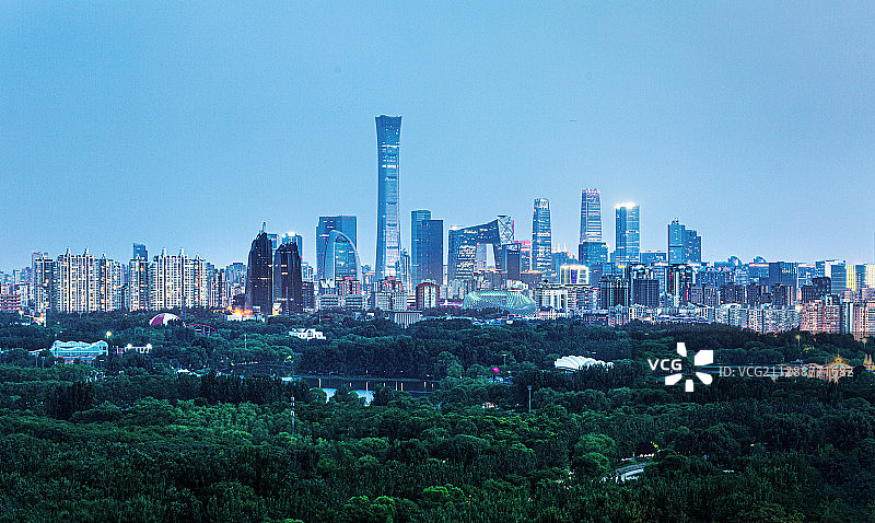 中国首都北京朝阳国贸CBD城市天际线北京中信大厦央视大楼蓝调团结湖图片素材