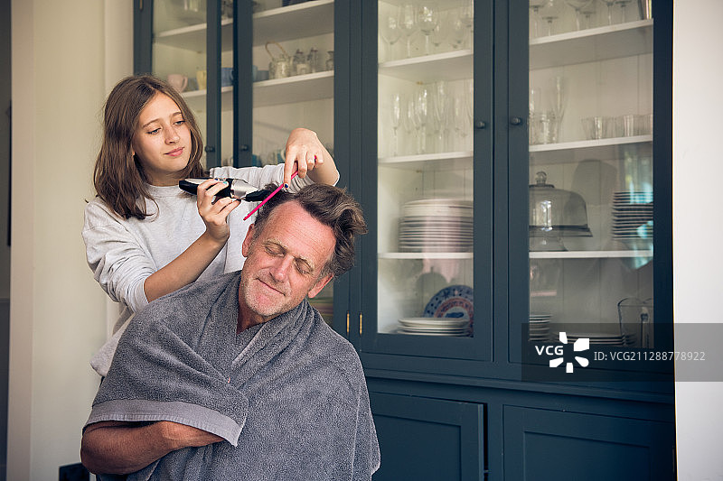 居家理发：女儿为父亲理发图片素材