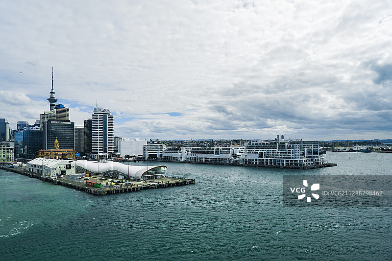 奥克兰市中心与渡轮码头图片素材
