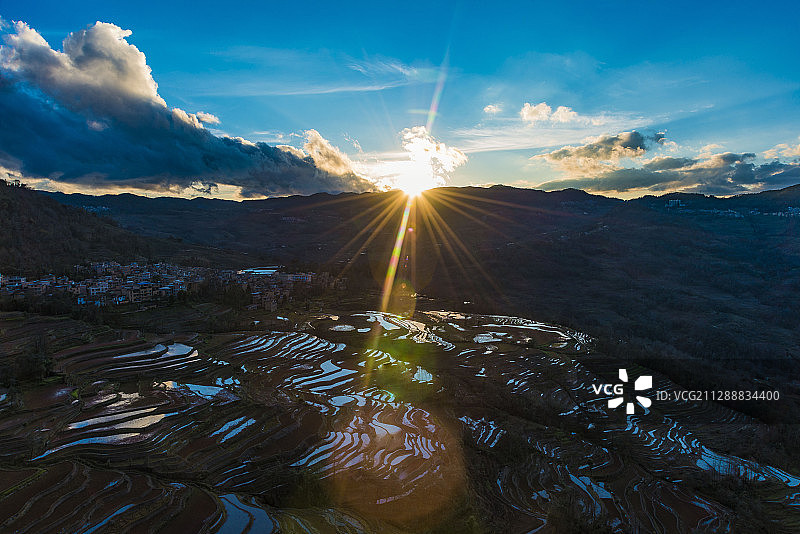 梯田日出 元阳哈尼梯田老虎嘴的日出图片素材