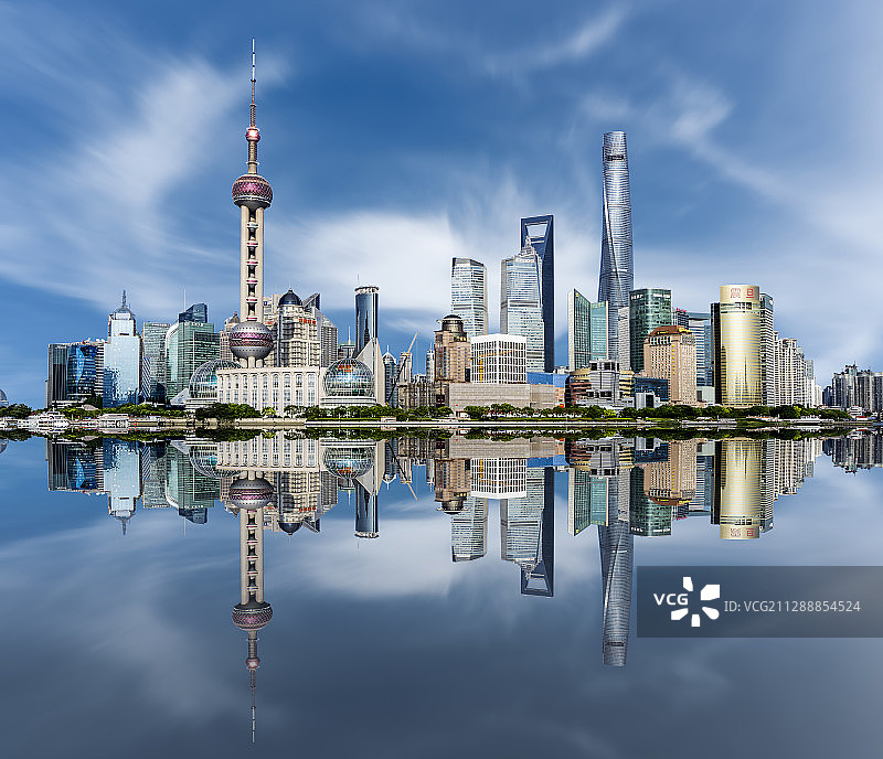 蓝天白云下上海陆家嘴建筑及倒影图片素材