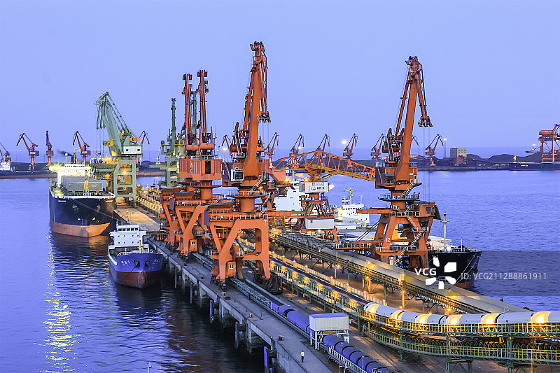 港口夜景 轮船出航图片素材