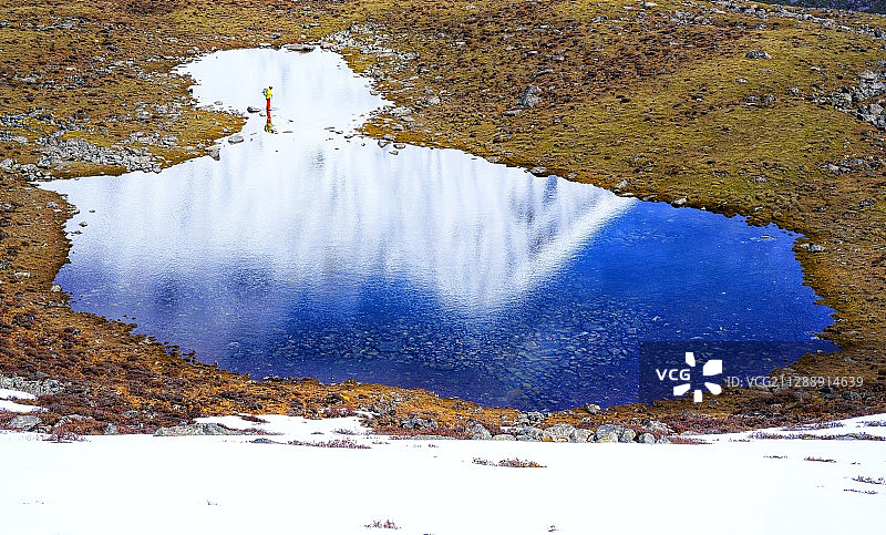 库拉岗日雪山下的一个小湖泊图片素材