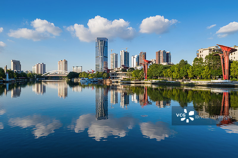 中山市岐江壹号华发商圈城市天际线倒影图片素材