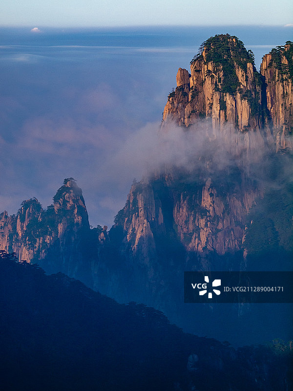 云中的中国安徽省黄山市黄山风景名胜区西海景区石人峰之晨图片素材
