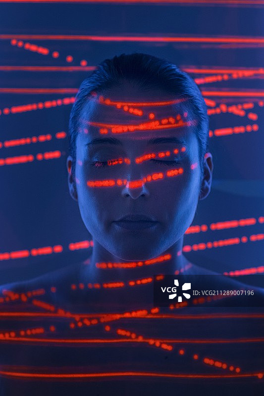 脸上带有红光的女人图片素材