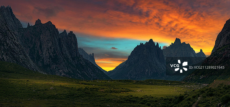 川西秘境莲宝叶则的日落余晖图片素材