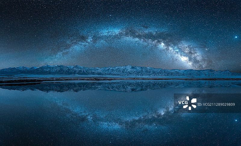 大柴旦雪山下的银河拱桥倒影图片素材