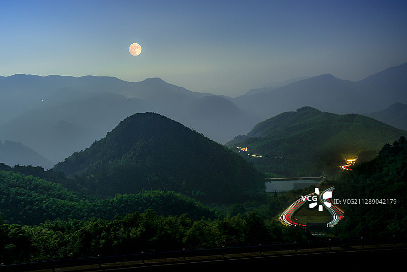 明月山脉小山车轨雾图片素材