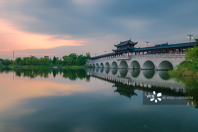 日落廊桥晚霞树倒影-2图片素材