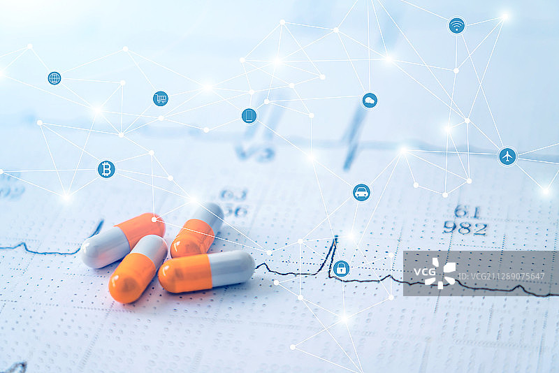 胶囊放在心电图图纸上和区块链数据互联概念图片素材