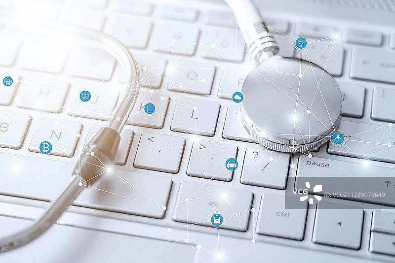 听诊器放在银色电脑键盘上和区块链数据互联概念图片素材