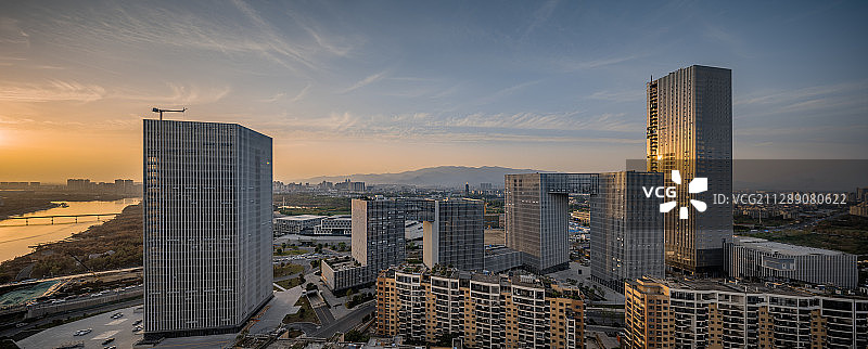 浙江金华融景湾SOHO建筑群日落城市天际线图片素材